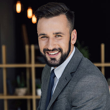 Featured author image: Olvassa el a minőségi kaszinó értékeléseket és elemzéseket Tolnai Tibor tapasztalt szakértővel a Legjobb Kaszinó platformon!
